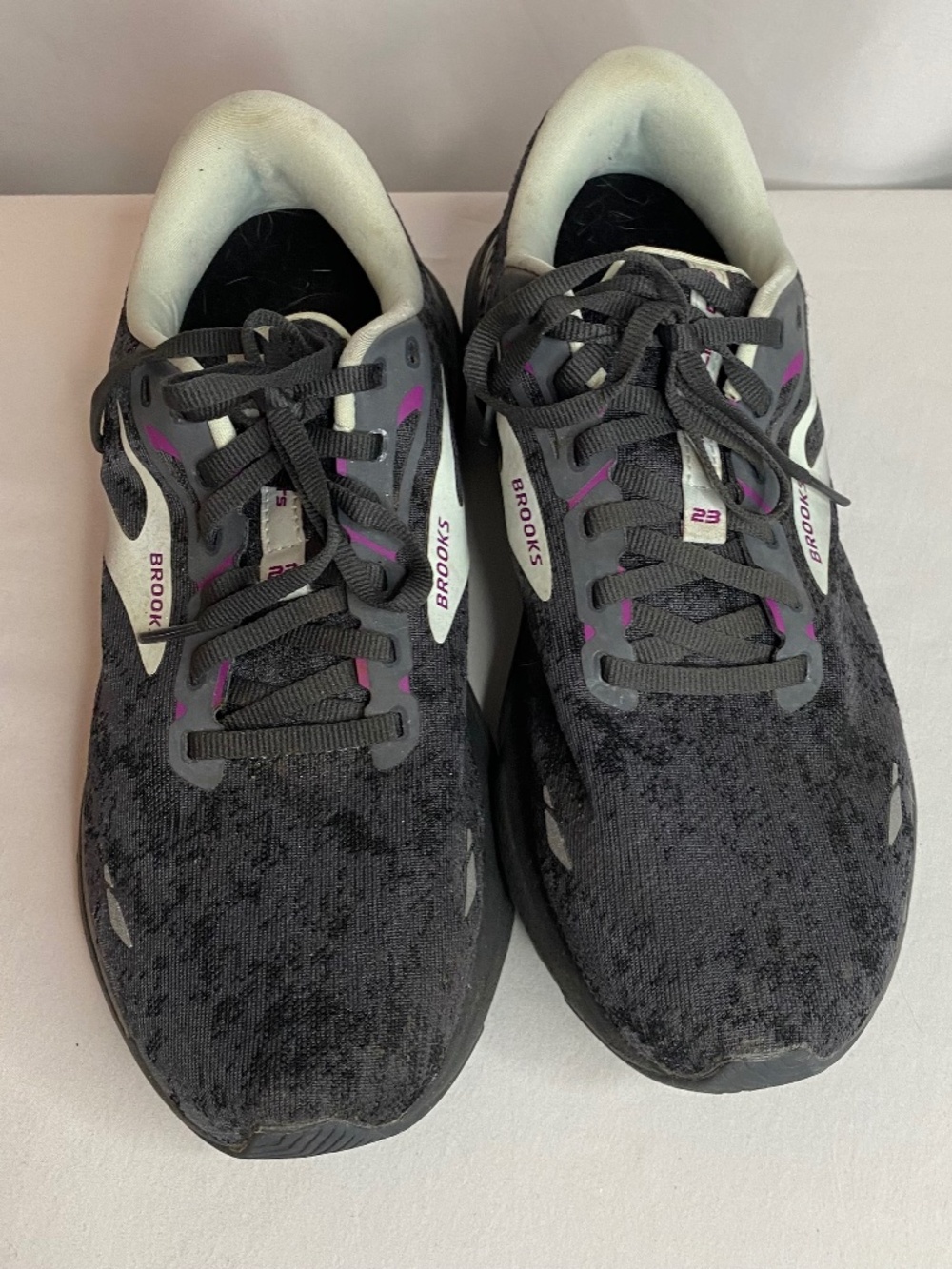 Womans Brooks Sneakers, Size 11